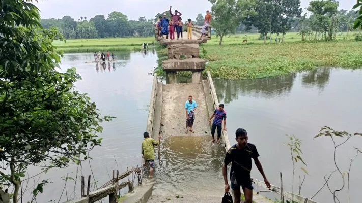 ময়মনসিংহের ঈশ্বরগঞ্জে কাঁচামাটিয়া নদীর ওপর নির্মিত একটি ব্রিজের একাংশ ভেঙে পড়েছে নদীতে। ছবি: আজকের পত্রিকা