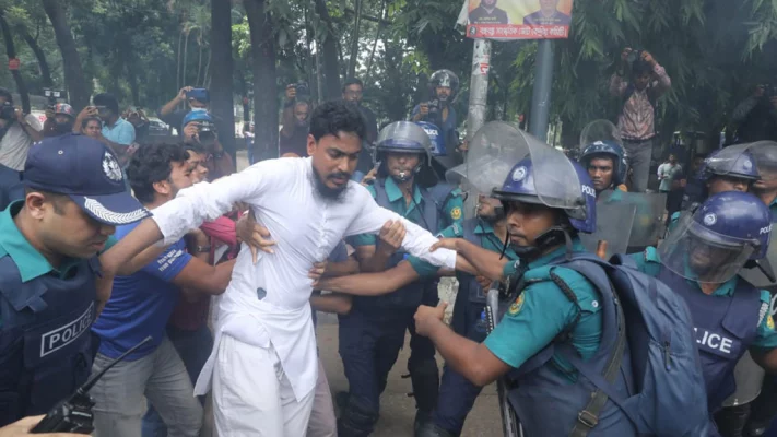 সাবেক ডাকসু নেতা আখতার হোসেনকে আটক করেছে পুলিশ। ছবি: আজকের পত্রিকা