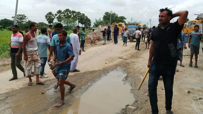 কোটা সংস্কারের দাবি আন্দোলনরত শিক্ষার্থীদের ওপর হামলা। ছবি: আজকের পত্রিকা