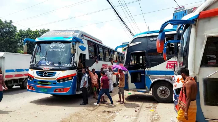 আন্দোলনরত শিক্ষার্থীদের ‘কমপ্লিট শাটডাউনে’ ময়মনসিংহ থেকে দূরপাল্লার কোনো ধরনের বাস চলছে না। ছবি: আজকের পত্রিকাg