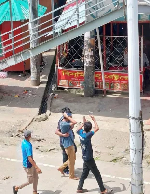 শাবিপ্রবিতে পাল্টাপাল্টি ধাওয়ায় আহত শিক্ষার্থী। ছবি: আজকের পত্রিকা