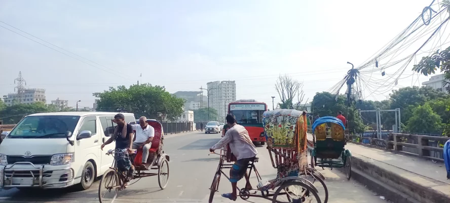 রাজধানীর রামপুরা ব্রিজের কাছে সকাল ৮টার দিকে যানবাহনের চিত্র