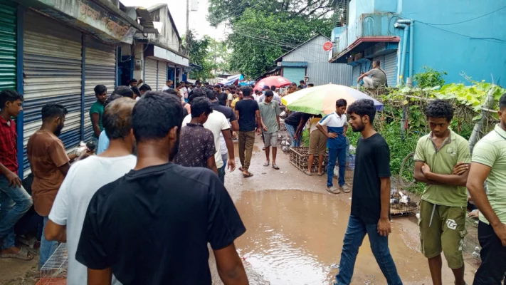 কারফিউ শিথিল থাকায় বিভিন্ন রাস্তায় ছিল মানুষের ভিড়