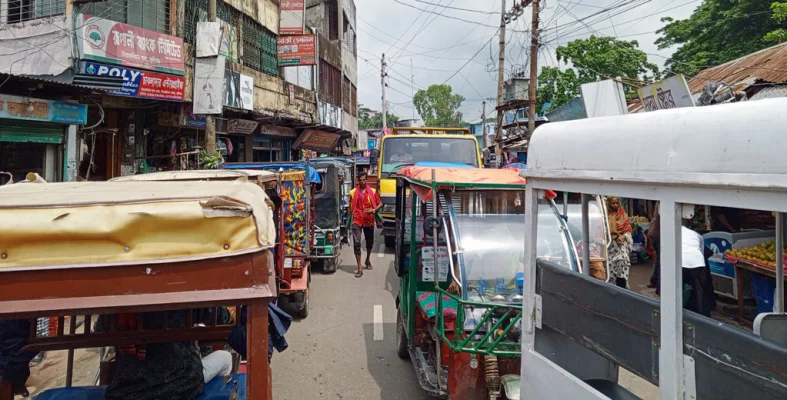 সিরাজদিখানে রিকশা ছাড়াও সিএনজিচালিত অটোরিকশা, ব্যক্তিগত গাড়িসহ গণপরিবহন চলাচল করতে দেখা গেছে