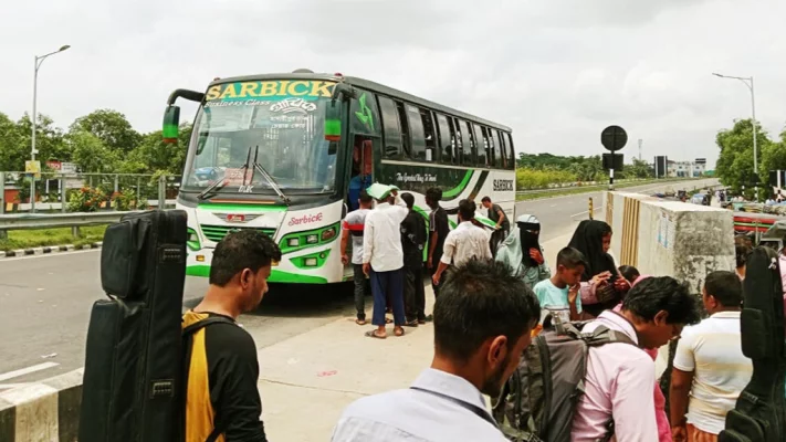 এক্সপ্রেসওয়েতে যাত্রী চাপও বেড়েছে বৃহস্পতিবার। ছবি: আজকের পত্রিকা