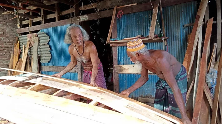 নেছারাবাদ উপজেলার আটঘর কুড়িয়ানা ইউনিয়নের আটঘরে মহাখুশিতে এখন চলছে অর্ডারি নৌকার কাজ। ছবি: আজকের পত্রিকা 