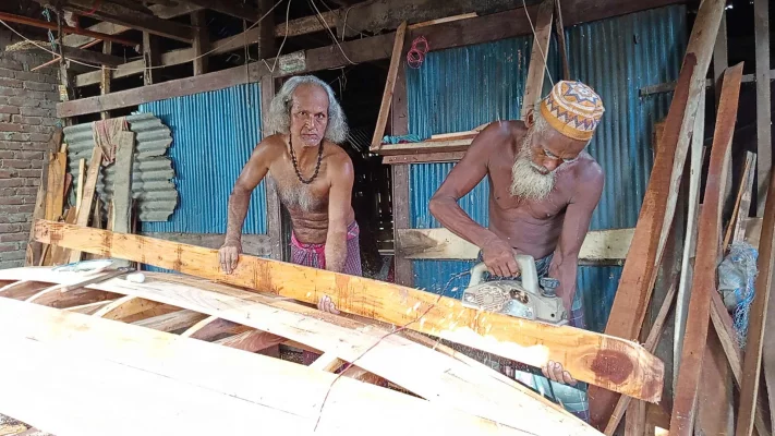 নেছারাবাদ উপজেলার আটঘর কুড়িয়ানা ইউনিয়নের আটঘরে মহাখুশিতে এখন চলছে অর্ডারি নৌকার কাজ। ছবি: আজকের পত্রিকা 