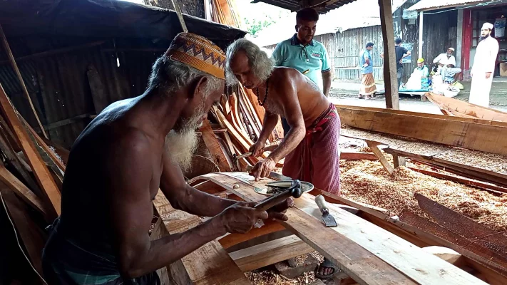 নেছারাবাদ উপজেলার আটঘর কুড়িয়ানা ইউনিয়নের আটঘরে মহাখুশিতে এখন চলছে অর্ডারি নৌকার কাজ। ছবি: আজকের পত্রিকা 