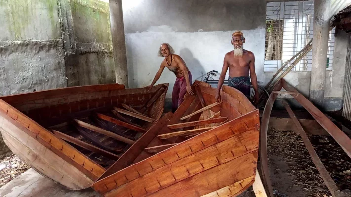 নেছারাবাদ উপজেলার আটঘর কুড়িয়ানা ইউনিয়নের আটঘরে মহাখুশিতে এখন চলছে অর্ডারি নৌকার কাজ। ছবি: আজকের পত্রিকা 