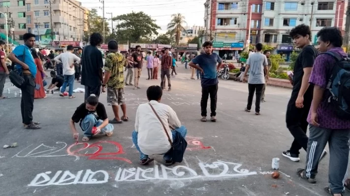 রাস্তায় প্রতিবাদী স্লোগান লিখেছেন শিক্ষার্থীরা। ছবি: আজকের পত্রিকা