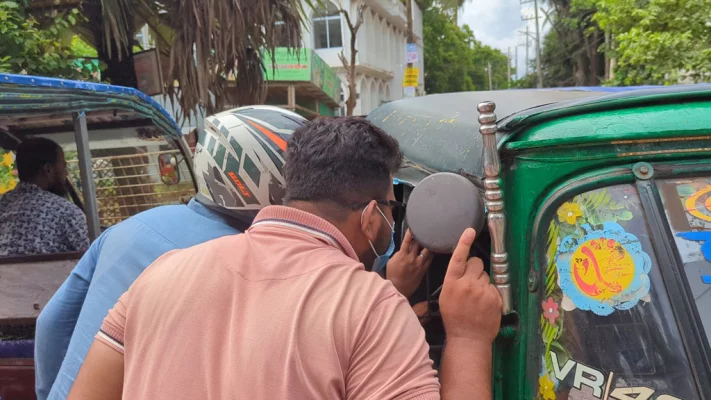 কুমিল্লায় শিক্ষার্থীদের বাধা। ছবি: আজকের পত্রিকা