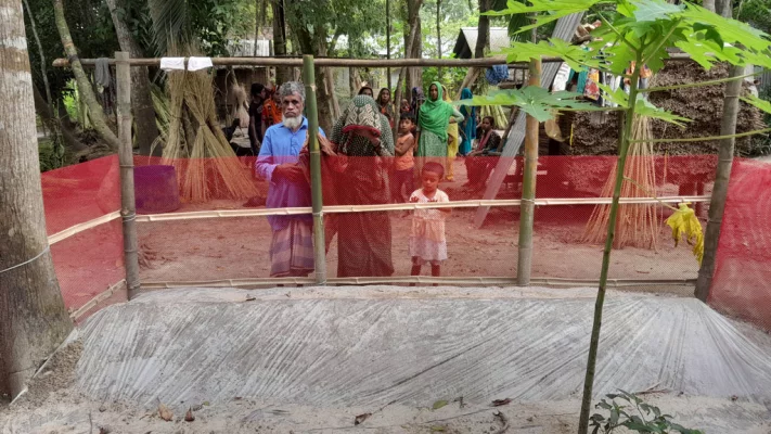 ঘরের পাশে মামুনের কবরের পাশে তাঁর বাবা। ছবি: আজকের পত্রিকা