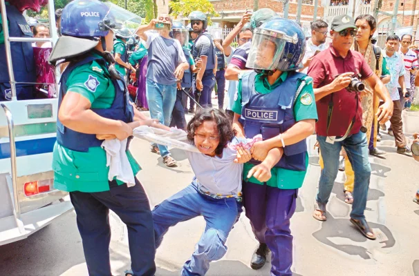 শিক্ষার্থীদের কর্মসূচিতে পুলিশ লাঠিপেটা এবং বেশ কয়েকজনকে আটক করে। গতকাল বরিশাল নগরে। ছবি: আজকের পত্রিকা