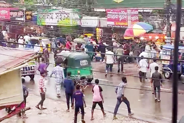 শিক্ষার্থীদের কর্মসূচিতে হামলা চালানো হয়। ছবি: আজকের পত্রিকা