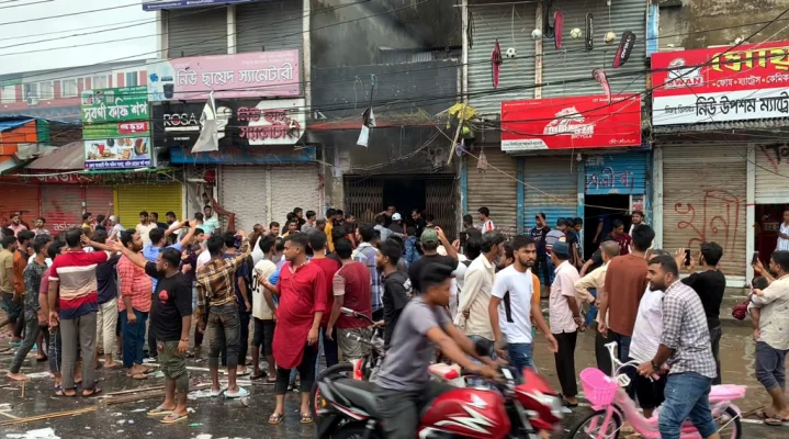 নোয়াখালীতে আ.লীগের কার্যালয় ভাঙচুর-আগুন। ছবি: আজকের পত্রিকা