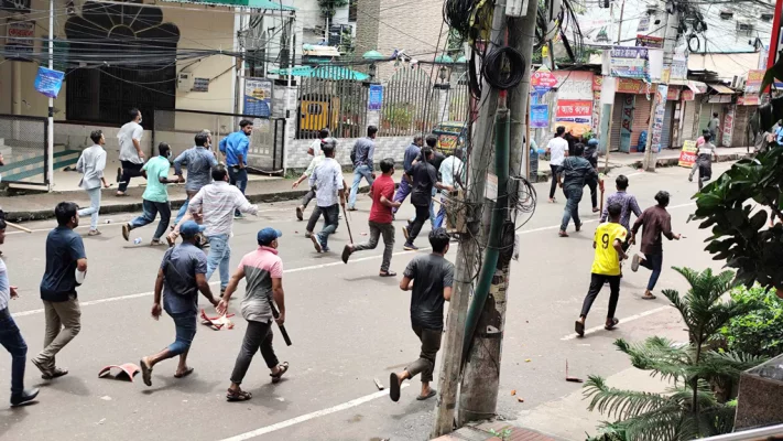 লাঠিসোঁটা হাতে আওয়ামী লীগ-ছাত্রলীগের নেতা-কর্মীরা