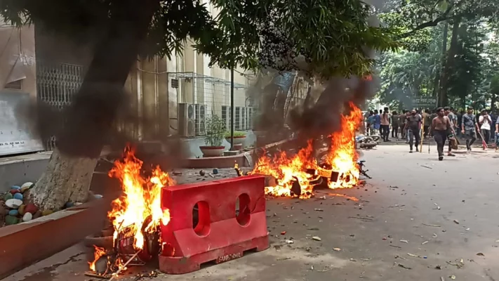  প্রাইভেটকার ও মোটরসাইকেলে আগুন দিয়েছে বিক্ষোভকারীরা।