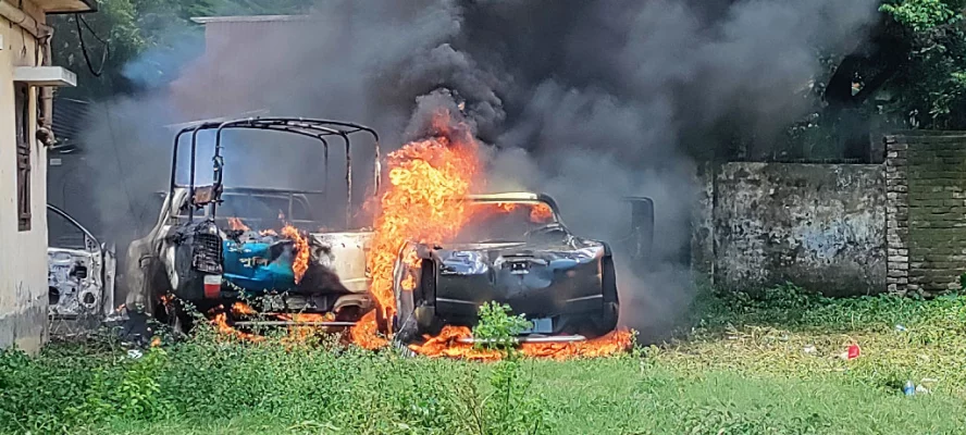 দিনাজপুরে পুলিশের গাড়িতে আগুন