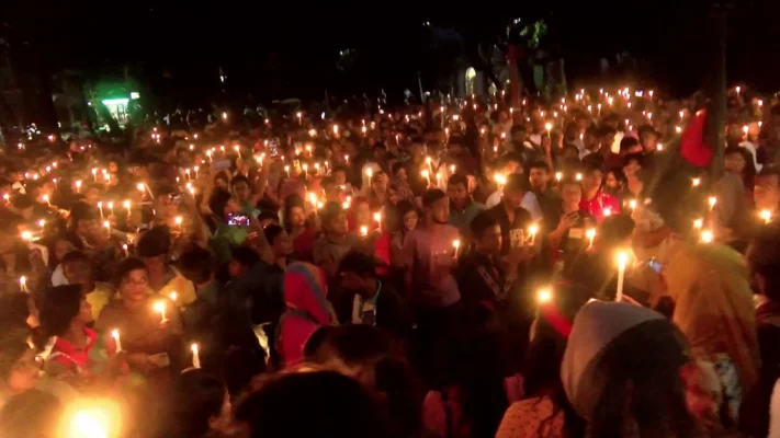 শহীদদের স্মরণে হাজার হাজার মোমবাতি প্রজ্বালনে অংশ নেন সংস্কৃতিকর্মী ও শিক্ষার্থীরা । ছবি: আজকের পত্রিকা