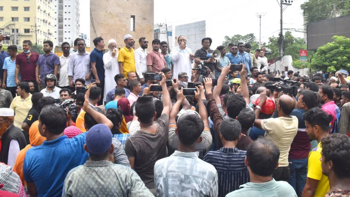 রাজশাহীর রেলগেট এলাকায় বক্তব্য দেন খায়রুজ্জামান লিটন