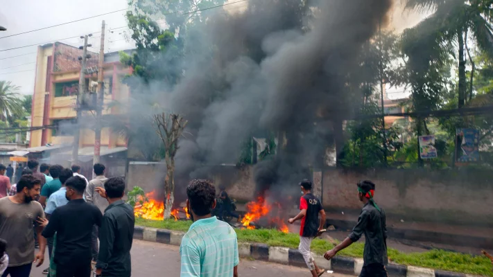 বরিশালে প্রতিমন্ত্রীর বাসভবনে ভাঙচুর, গেটের বাইরে আগুন। ছবি: আজকের পত্রিকা