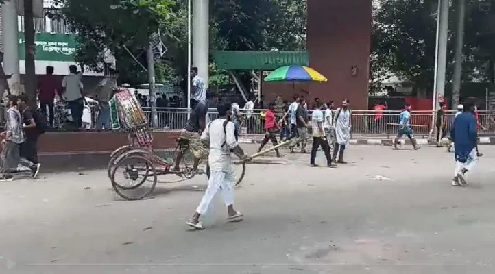 শাহবাগ মোড়ে অগ্রণী ব্যাংক সংলগ্ন ফটকে বিক্ষোভকারীদের হামলা। ছবি: আজকের পত্রিকা 