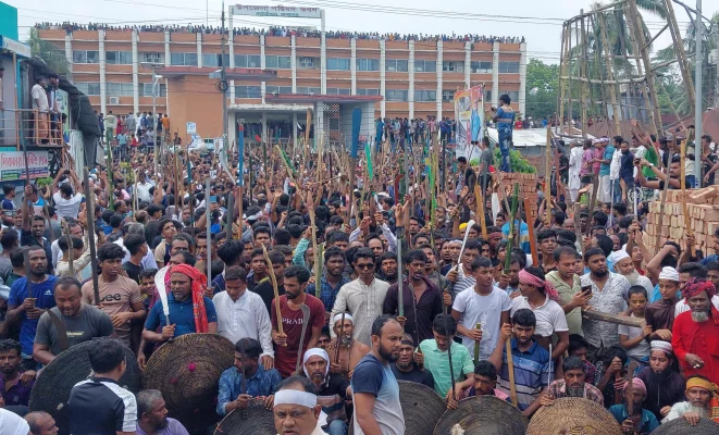 কোটালীপাড়ায় আওয়ামী লীগের নেতা-কর্মীদের শপথ। ছবি: আজকের পত্রিকা