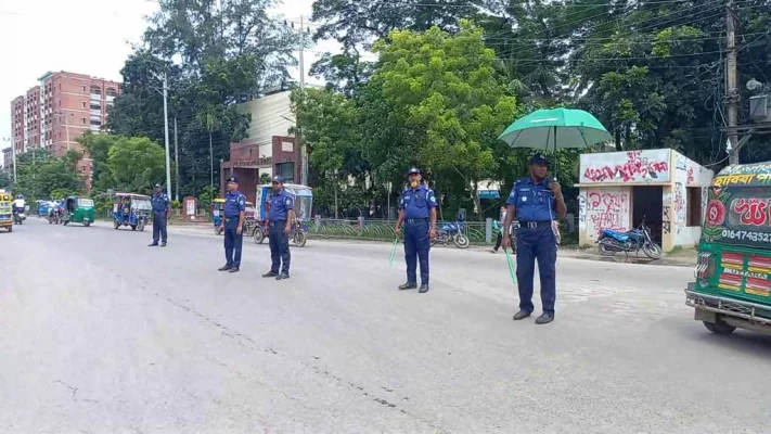 সড়কে ট্রাফিক পুলিশ কাজ করায় স্বস্তি ফিরেছে সাধারণ মানুষের মনে। ছবি: আজকের পত্রিকা