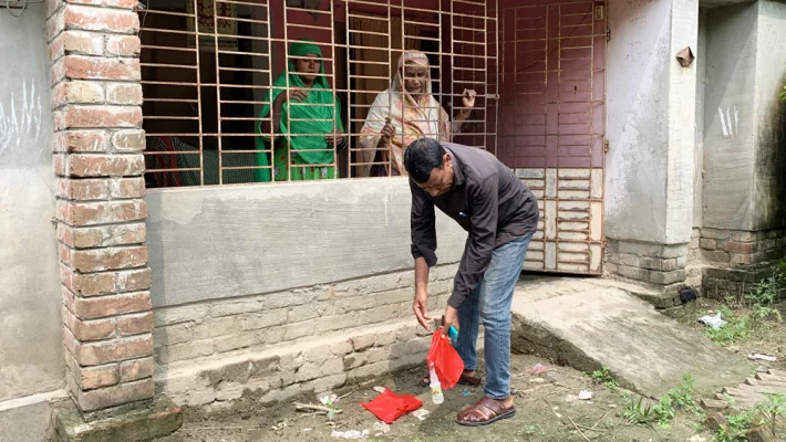 পবায় আ. লীগ সমর্থকদের বাড়িতে কাফন কাপড়। ছবি: আজকের পত্রিকা