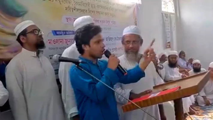 কুমিল্লা শহরের মাদ্রাসায়ে আশরাফিয়াতে হেফাজতে ইসলাম বাংলাদেশের অনুষ্ঠানে বক্তব্য দেন সমন্বয়ক আবু মুহাম্মদ রায়হান। ছবি: সংগৃহীত