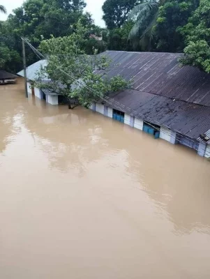 লোকালয়ে থই থই করছে বন্যার পানি। ছবি: আজকের পত্রিকা