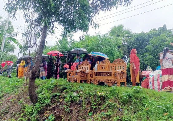 এলাকা প্লাবিত হওয়া আসবাবপত্র নিয়ে অন্যত্র যাচ্ছেন বাসিন্দারা। ছবি: আজকের পত্রিকা 