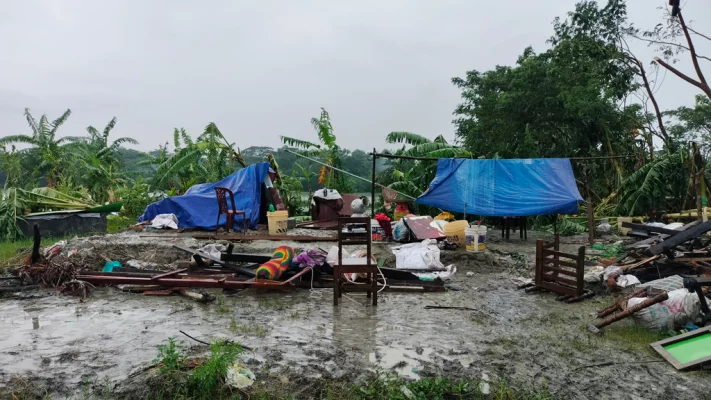 ঘূর্ণিঝড়ে লন্ডভন্ড সুবর্ণচরের একটি বাড়ি। ছবি: আজকের পত্রিকা