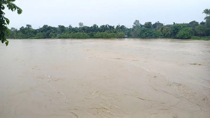 পানি বাড়ছে খোয়াই নদে। ছবি: আজকের পত্রিকা