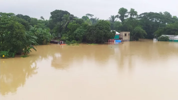 গোমতী নদীর পানি বেড়ে তলিয়েছে বসতবাড়ি। ছবি: আজকের পত্রিকা