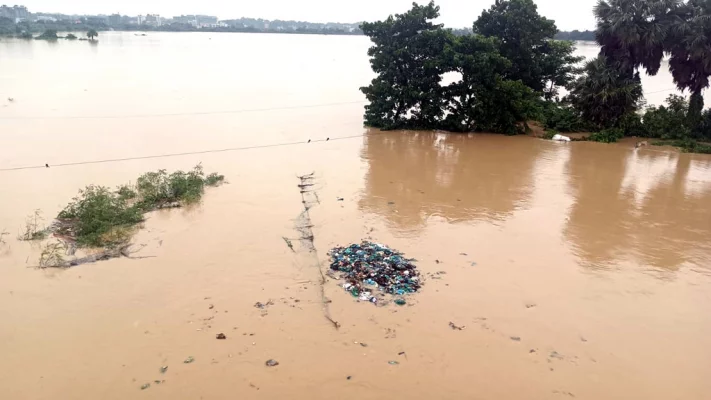 ভারতের ত্রিপুরা রাজ্যে ভারী বর্ষণের কারণে বাংলাদেশে গোমতী নদীর অংশে পানি বিপৎসীমার ওপর দিয়ে প্রবাহিত হচ্ছে। ছবি: আজকের পত্রিকা