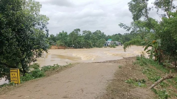 গোমতি নদীর বাঁধ ভেঙে প্লাবিত কুমিল্লার বুড়িচং উপজেলার বুড়বুড়িয়া এলাকায়। আজকের পত্রিকা