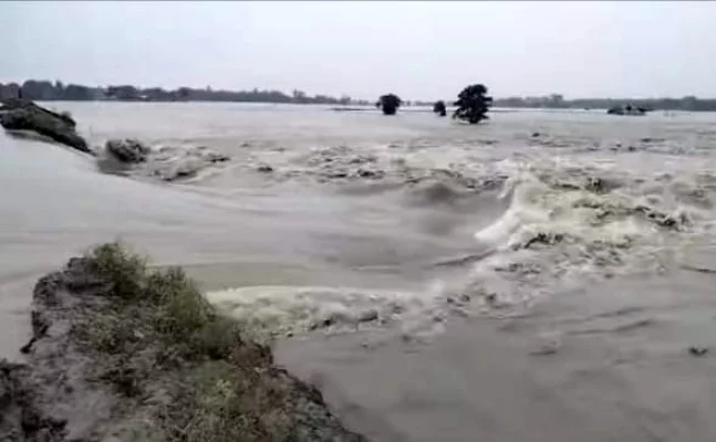 পাইকগাছায় ভেঙে যাওয়া বেড়িবাঁধ। ছবি: আজকের পত্রিকা