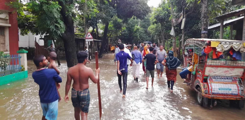 কুমিল্লার বুড়িচং উপজেলার বুড়বুড়িয়া এলাকা প্লাবিত হওয়ায় নিরাপদ আশ্রয়ে যাচ্ছেন মানুষ। ছবি: সংগৃহীত