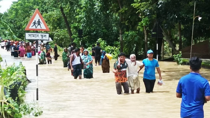 ফেনীতে বন্যা পরবর্তী উদ্ধার তৎপরতা। নিরাপদ আশ্রয়ের খোঁজে, আশ্রয়কেন্দ্রমুখী পানিবন্দী মানুষজন। ছবি: হেলাল শিকদার, চট্টগ্রাম