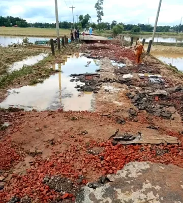 বন্যায় পানি ওঠার কারণে মৌলভীবাজারের বিভিন্ন সড়ক ক্ষতিগ্রস্ত হয়েছে। ছবি: আজকের পত্রিকা