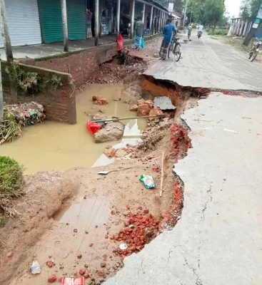 বন্যার পানিতে ভেঙে গেছে মৌলভীবাজারের বিভিন্ন সড়ক। ছবি: আজকের পত্রিকা