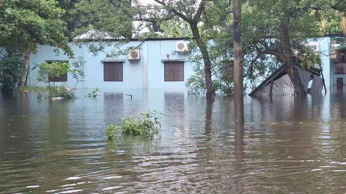 ভারী বর্ষণ ও মেঘনার অস্বাভাবিক জোয়ারের পানিতে লক্ষ্মীপুরের বিভিন্ন রাস্তাঘাট পানিতে তলিয়ে যায়। ছবি: আজকের পত্রিকা