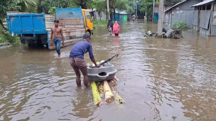 লক্ষ্মীপুরে বন্যায় বিপর্যস্ত পাঁচ উপজেলার বেশির ভাগ এলাকার মানুষ। ছবি: আজকের পত্রিকা