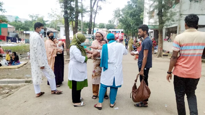 ডায়রিয়া আক্রান্ত শিশুকে রাস্তায় দাঁড়িয়ে চিকিৎসা দিচ্ছেন দুজন নার্স