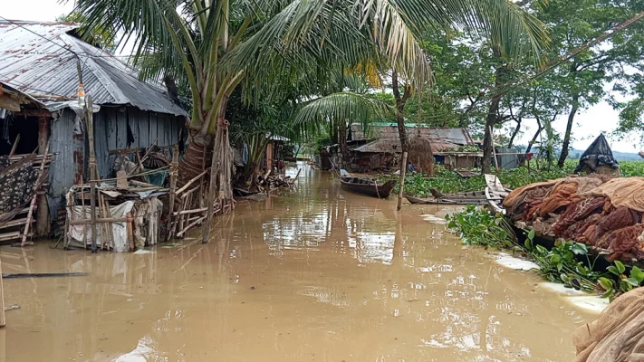 নানিয়ারচরে বসতঘর ও দোকানে পানি ঢুকে ব্যাপক ক্ষয়ক্ষতি হয়েছে। ছবি: আজকের পত্রিকা