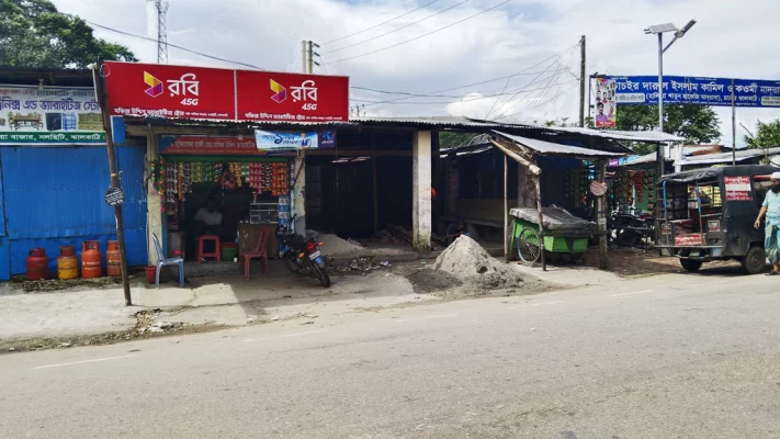 নলছিটির ষাটপাকিয়া বাসস্ট্যান্ডে রোটারি ক্লাবের অর্থায়নে নির্মিত যাত্রী ছাউনি ভেঙে অফিস নির্মাণ। ছবি: আজকের পত্রিকা