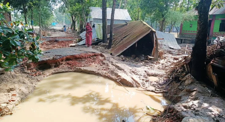 কুমিল্লায় বন্যায় বিধ্বস্ত বাড়িঘরে ফিরছে মানুষ। ছবি: আজকের পত্রিকা