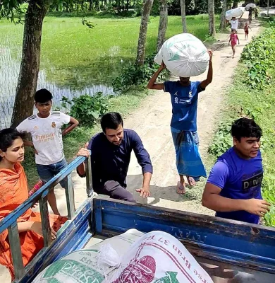 বন্যার্তদের জন্য কাপড় সংগ্রহ করে পৌঁছে দিলেন ২ পাঠকবন্ধু। ছবি: আজকের পত্রিকা