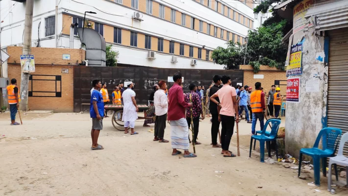 সহিংসতা ঠেকাতে বিএনপির নেতাকর্মী ও শ্রমিকেরা বিভিন্ন সড়কে অবস্থান নেন। ছবি: আজকের পত্রিকা